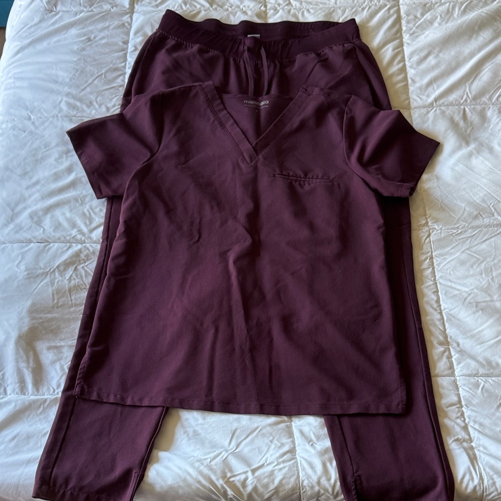 Mandala Women's Wine scrub Set medium top/large bottoms